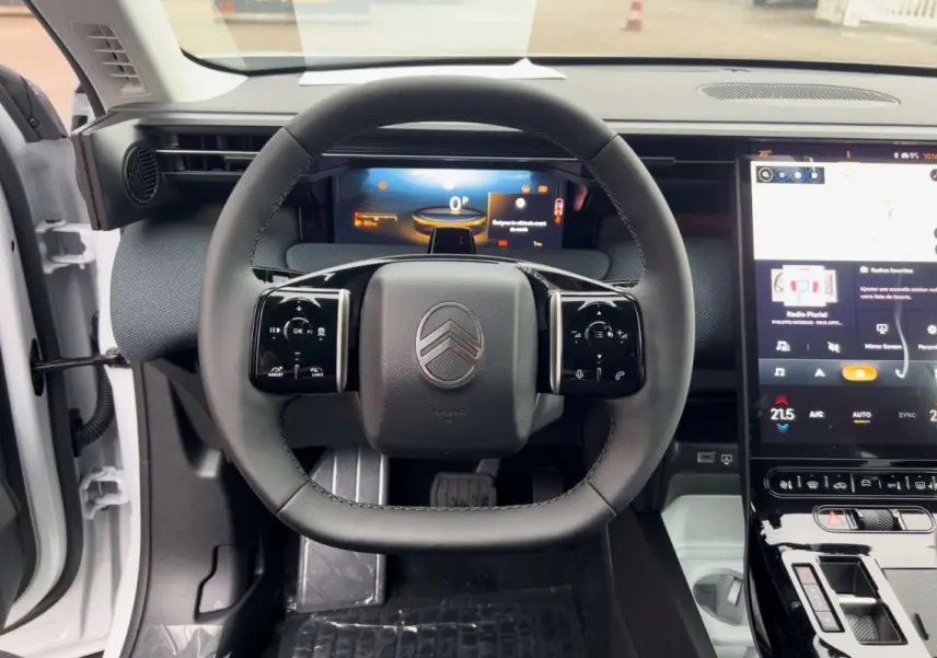 Vue centrée sur le volant cuir multifonctions du Citroën C5 Aircross Hybrid 2026 avec tableau de bord digital et écran tactile.
