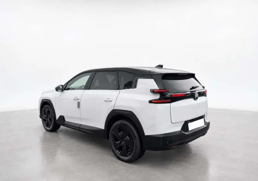 Vue 3/4 arrière droite du Citroën C5 Aircross Hybrid blanc avec toit noir et jantes noires en alu 19 pouces.