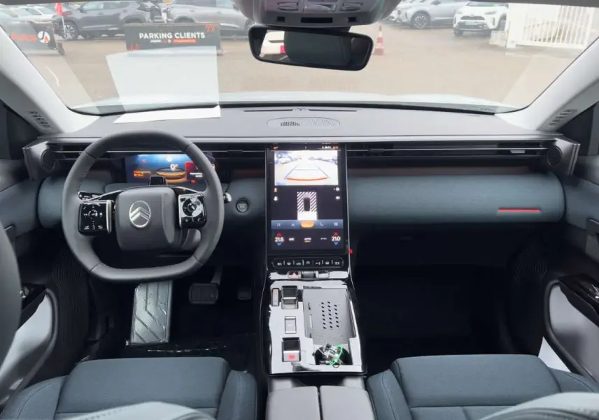 Vue intérieure avant du Citroën C5 Aircross Hybrid 2026, tableau de bord moderne avec écran tactile central et volant cuir multifonctions.