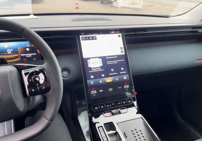 Vue intérieure du tableau de bord et console centrale verticale du Citroën C5 Aircross Hybrid blanc, avec écran tactile et volant multifonctions.