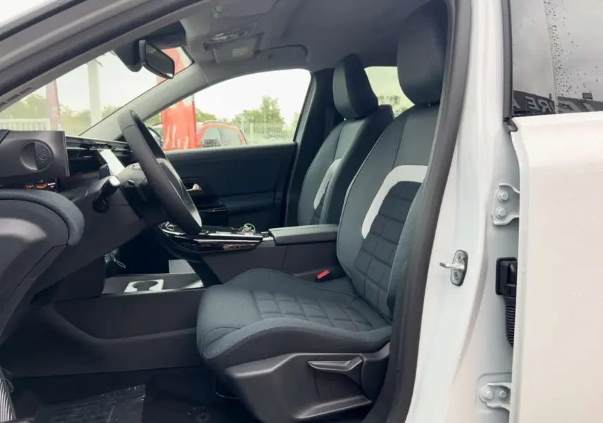 Vue intérieure côté conducteur du Citroën C5 Aircross blanc avec sièges tissu gris et accoudoir central.