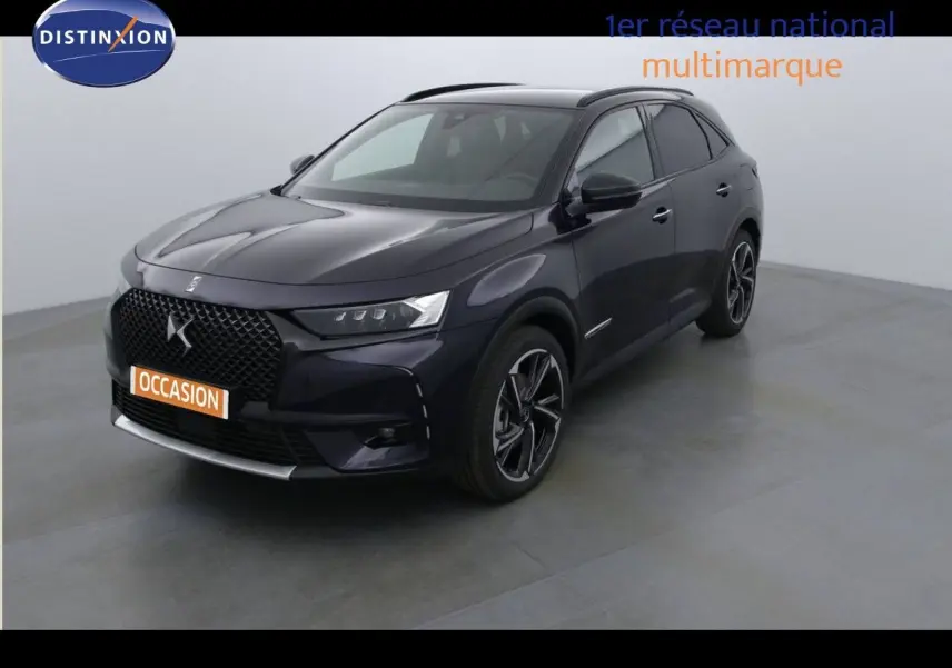 DS7 Crossback E-TENSE bleu encre métal en 3/4 avant droit, SUV hybride avec calandre distinctive DS et jantes noires.