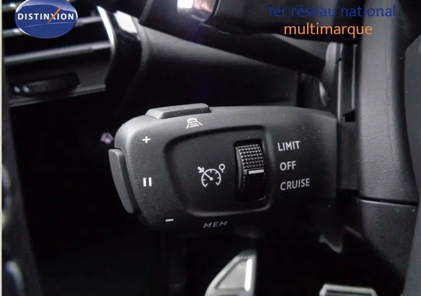 Gros plan sur la commande de régulateur de vitesse du DS7 Crossback E-TENSE 2021, intérieur noir.