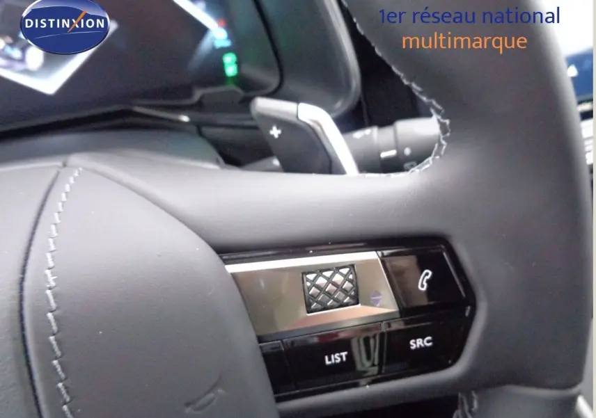 Gros plan sur les commandes au volant en cuir noir du DS7 Crossback E-TENSE 300CH, soulignant les boutons multifonctions.