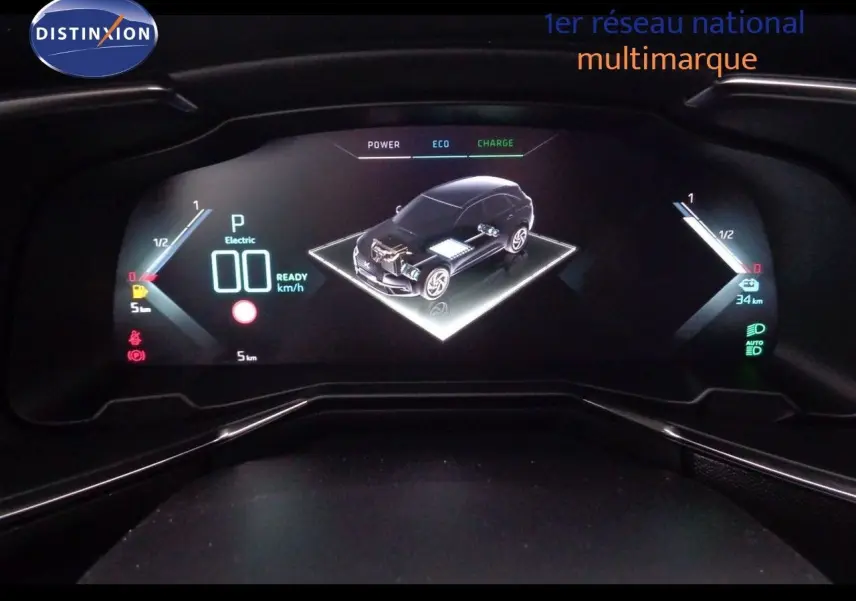 Tableau de bord numérique du DS7 Crossback E-TENSE 300CH en vue frontale, affichant l'état hybride et la charge batterie.