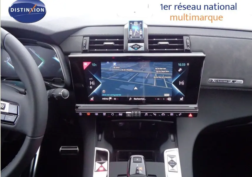 Tableau de bord du DS7 Crossback E-TENSE 2021 avec écran tactile central et finition Louvres en cuir noir.