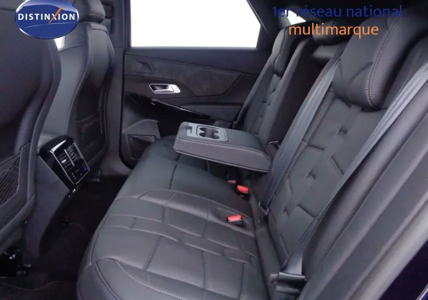 Vue intérieure sur la banquette arrière en cuir noir du DS7 Crossback Bleu Encre Métal avec accoudoir central déployé.