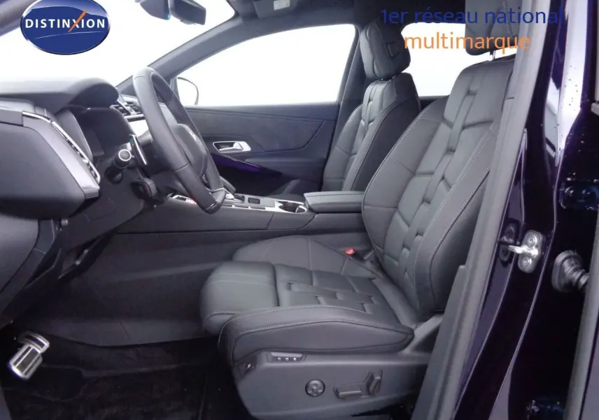 Vue intérieure côté conducteur du DS7 Crossback bleu encre métal, mettant en valeur les sièges cuir noir et le tableau de bord moderne.