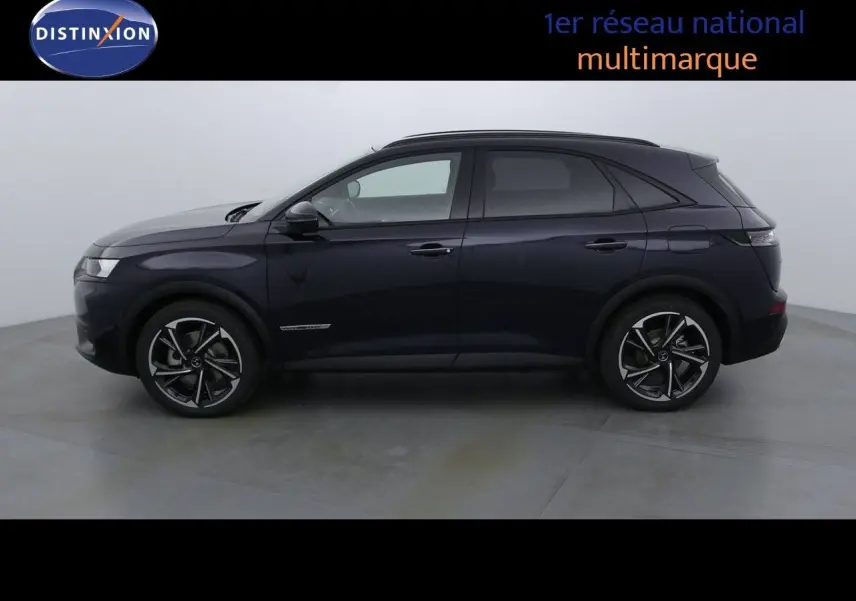 Vue latérale droite du SUV DS7 Crossback hybride rechargeable en bleu encre métal avec jantes alliage noires et toit noir.