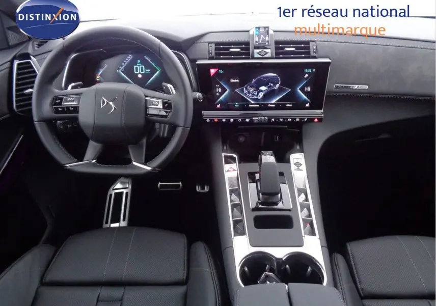Intérieur du DS7 Crossback E-TENSE 2021, vue du poste de conduite avec volant DS, écran tactile et sellerie cuir noir.