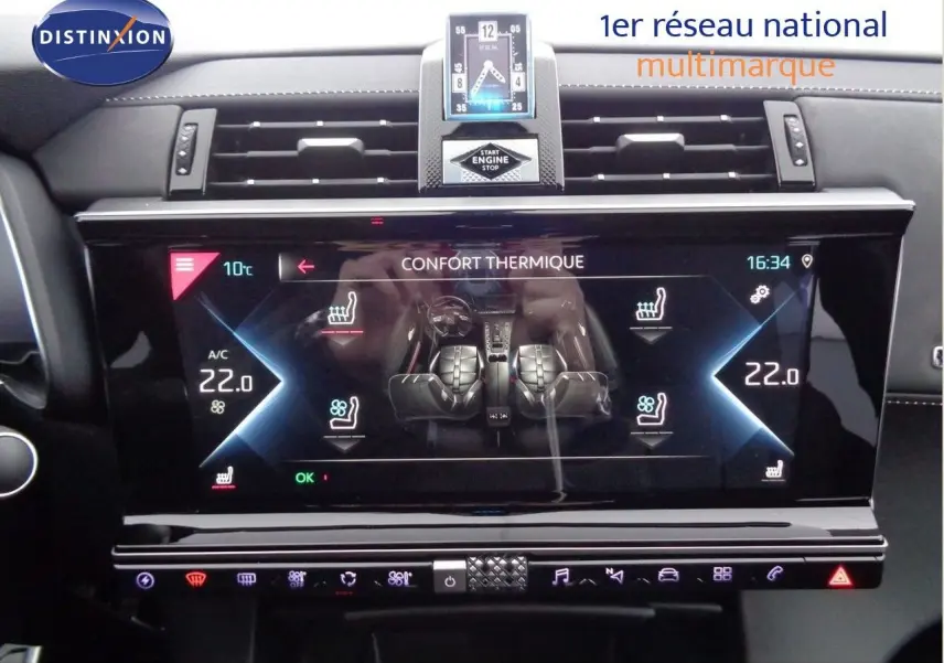 Tableau de bord du DS7 Crossback E-TENSE 2021 montrant l'écran tactile de confort thermique et horloge digitale.