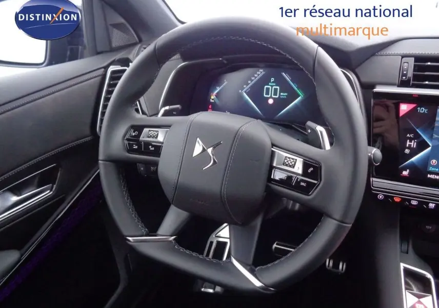 Vue rapprochée du volant cuir noir et du tableau de bord numérique du DS7 Crossback E-TENSE 2021.