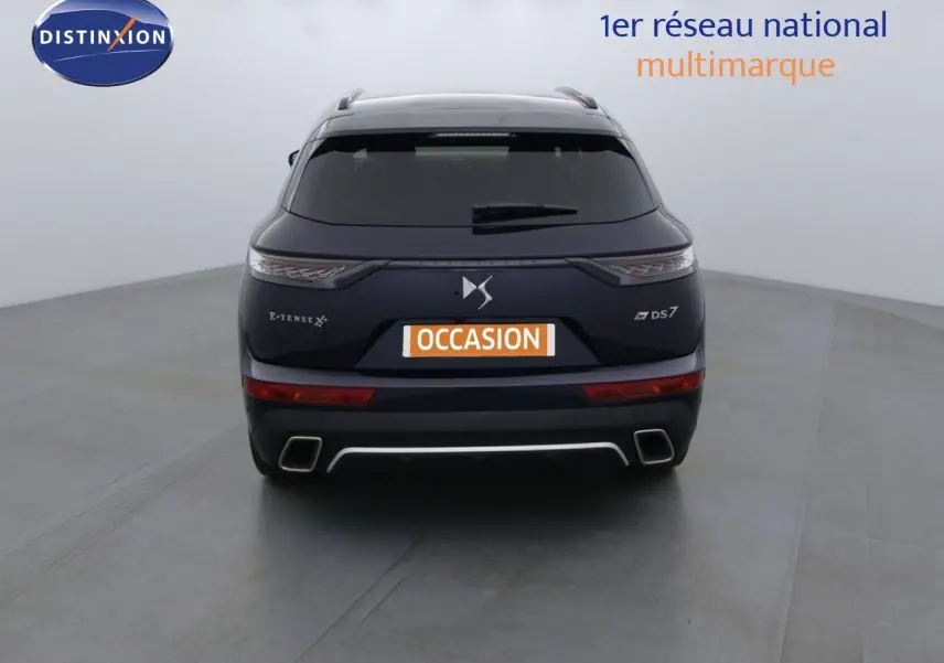 Vue arrière d'un DS7 Crossback E-TENSE 300CH bleu encre métal avec feux LED et double sortie d'échappement carrée.