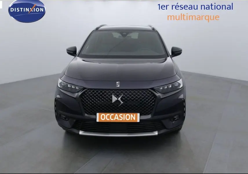 Vue de face d'un DS7 Crossback bleu encre métal avec calandre distinctive et plaque "OCCASION" visible.