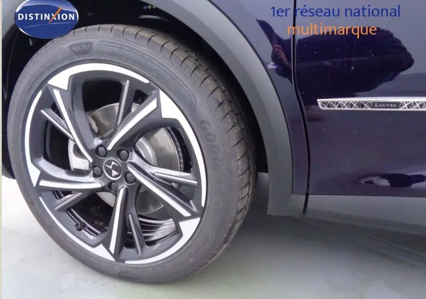 Gros plan sur la roue avant gauche et la jante noire et argent du DS7 Crossback Bleu Encre Métal version Louvre.