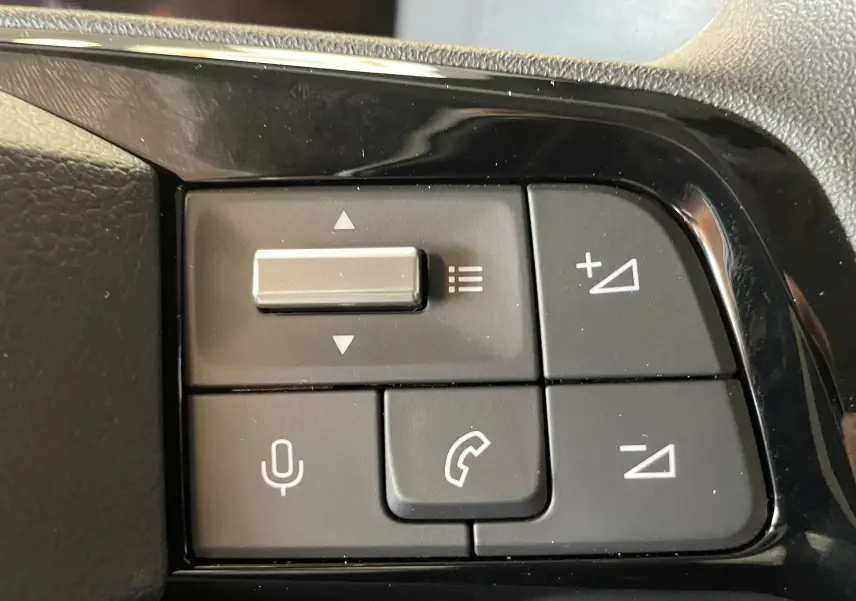 Gros plan sur les commandes au volant noir brillant du Citroën Jumpy Cabine Approfondie gris Artense, boutons multifonctions.