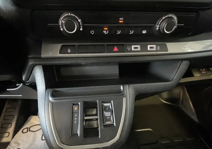 Vue rapprochée de la console centrale du Citroën Jumpy Cabine Approfondie gris Artense avec commandes climatisation et boîte auto.