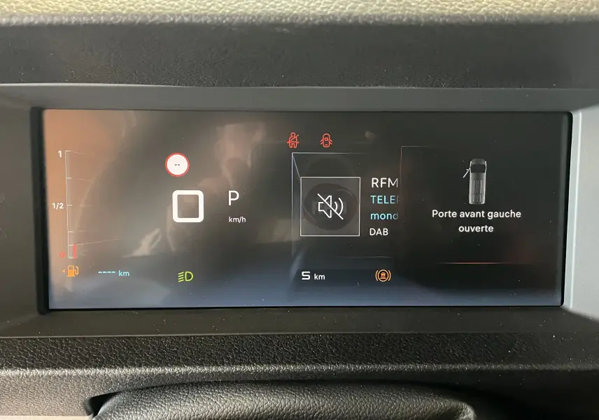 Affichage numérique du combiné de bord du Citroën Jumpy cabine approfondie, indiquant porte avant gauche ouverte.