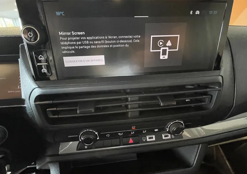 Vue rapprochée de la console centrale noire du Citroën Jumpy Cabine Approfondie avec écran tactile et commandes climatisation.