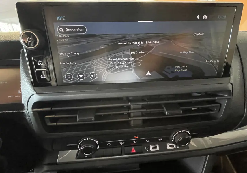 Vue rapprochée de la console centrale du Citroën Jumpy cabine approfondie 2026 avec écran tactile GPS et commandes climatisation.