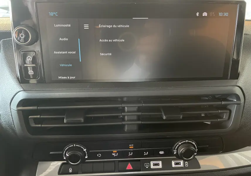 Vue rapprochée de la console centrale du Citroën Jumpy Cabine Approfondie 2026 avec écran tactile et commandes de climatisation.