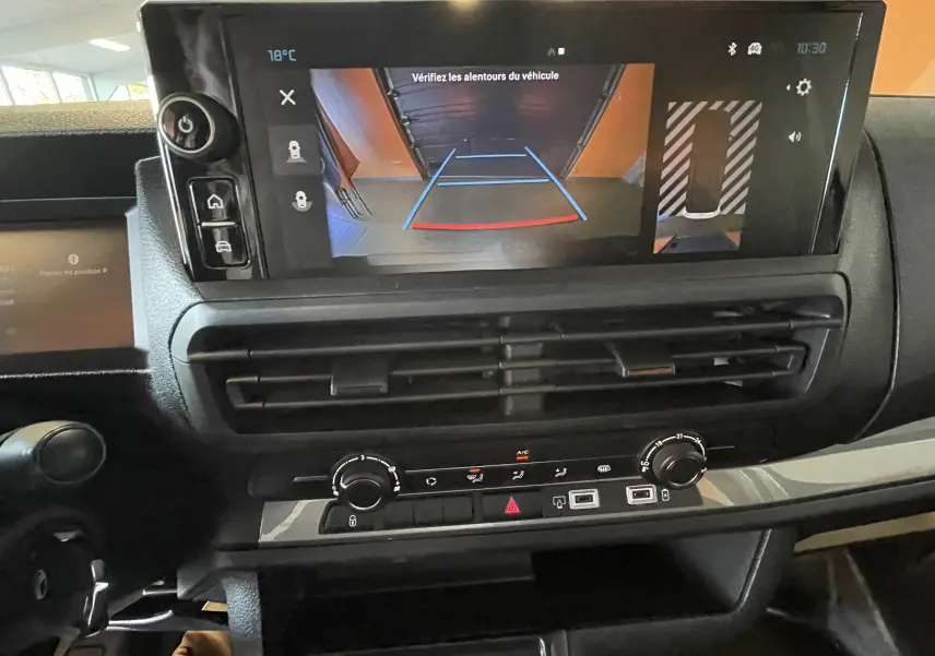 Vue rapprochée de l'écran tactile central affichant la caméra de recul du Citroën Jumpy Cabine Approfondie 2026.