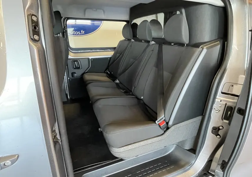 Vue intérieure côté droit du Citroën Jumpy cabine approfondie gris Artense, montrant la banquette arrière 3 places en tissu noir.