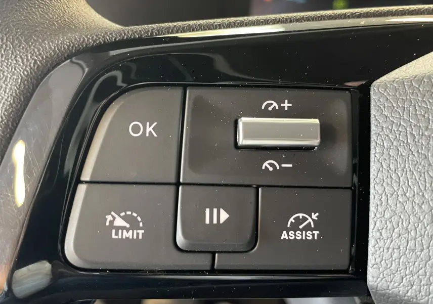 Gros plan sur les commandes au volant du Citroën Jumpy Cabine Approfondie gris Artense, boutons de régulateur et limiteur.