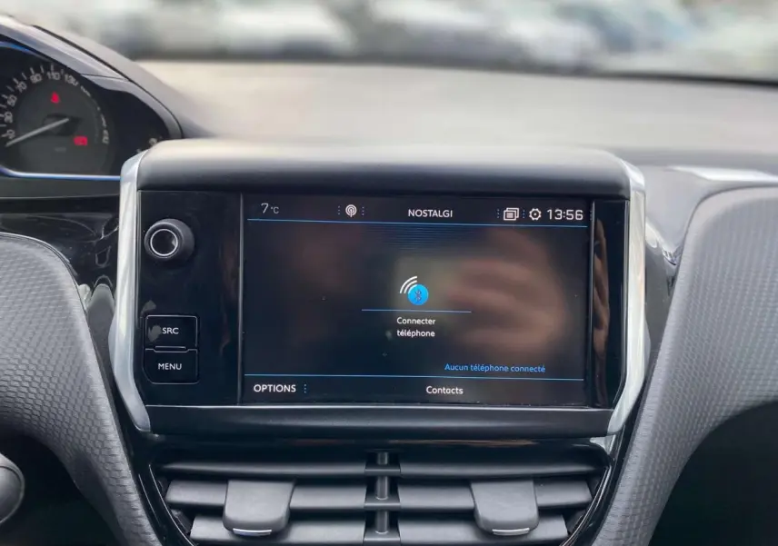 Écran tactile central du tableau de bord du Peugeot 2008 gris platinium, affichant la connexion Bluetooth.