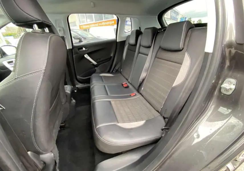 Vue intérieure côté droit sur la banquette arrière en cuir noir et tissu gris du Peugeot 2008 gris platinium de 2019.