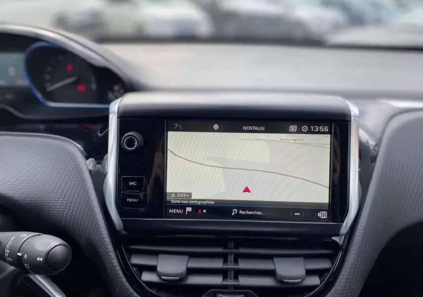 Vue rapprochée de l’écran central tactile du tableau de bord du Peugeot 2008, affichant la navigation GPS.