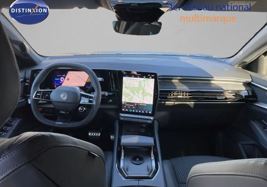 Intérieur noir du Renault Austral E-Tech 2026 vu de face, avec tableau de bord digital et écran central tactile vertical.
