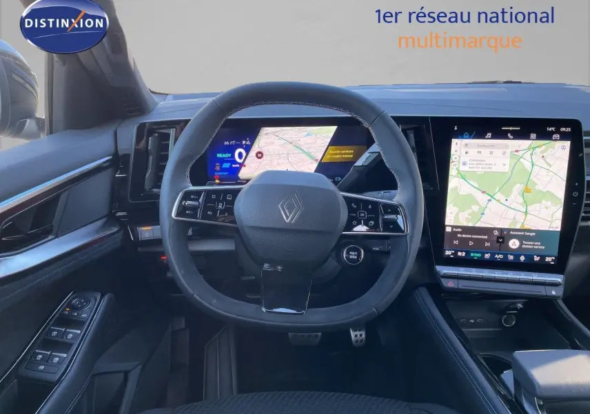 Intérieur noir du Renault Austral E-Tech, vue centrée sur le volant et les écrans numériques avec navigation affichée.