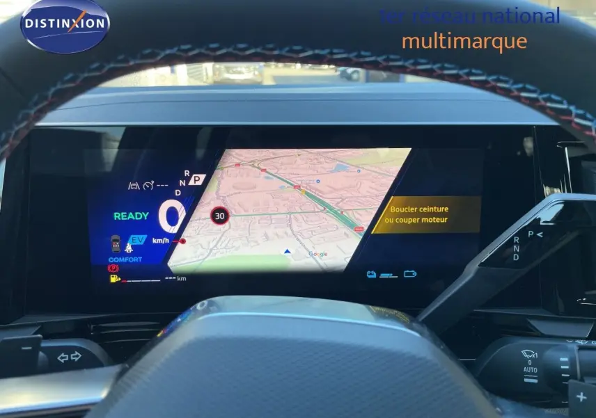 Vue intérieure du tableau de bord du Renault Austral E-Tech noir étoile métal, affichant la navigation et l'indicateur de vitesse numérique.
