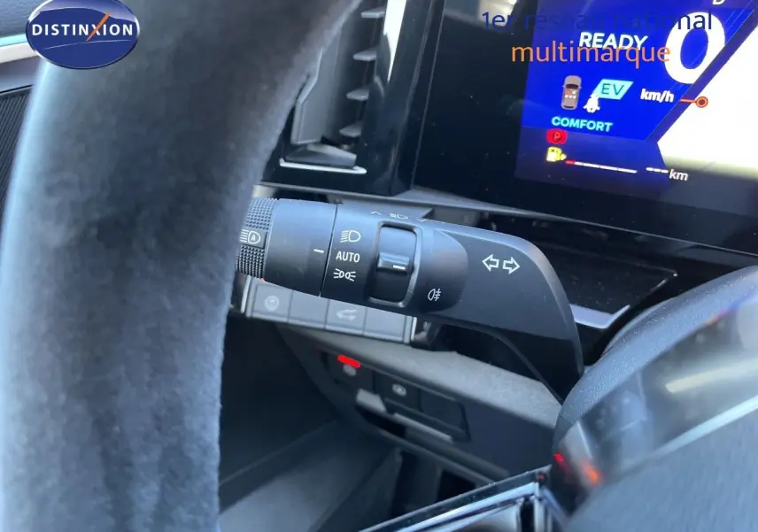 Détail intérieur du Renault Austral E-Tech 2026 montrant la commande des phares et clignotants côté gauche du volant noir.