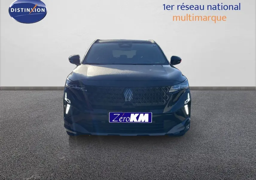 Vue frontale d'un Renault Austral noir étoile métal avec calandre et phares LED distinctifs, sur fond neutre.