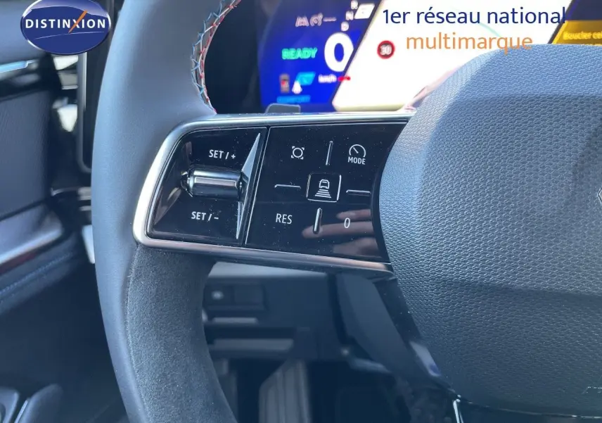 Gros plan sur le volant multifonction noir du Renault Austral E-Tech Full Hybrid 2026, avec commandes de régulateur de vitesse.