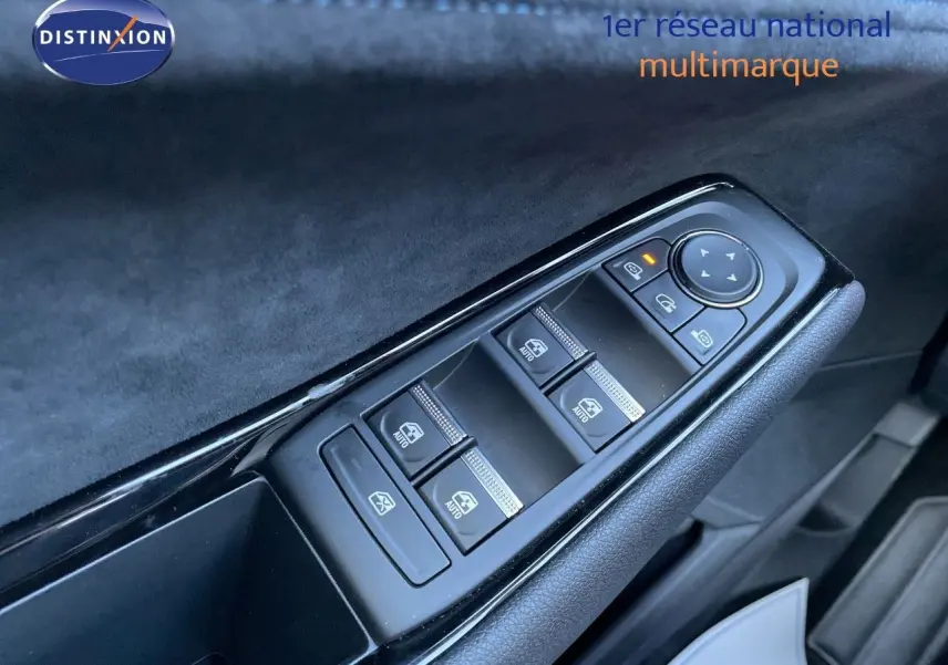 Gros plan sur la commande des vitres électriques côté conducteur du Renault Austral noir étoile métal, finition Esprit Alpine.