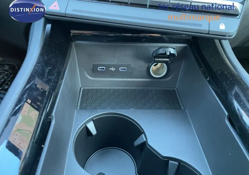Gros plan sur la console centrale noire du Renault Austral E-Tech 2026, avec prises USB et allume-cigare visibles.
