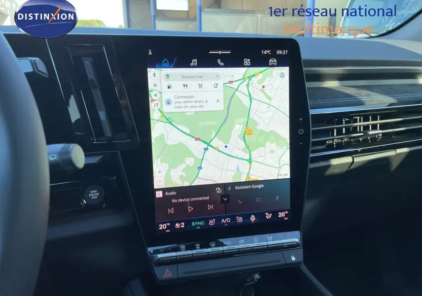 Vue intérieure centrée sur l'écran tactile vertical du tableau de bord du Renault Austral noir étoile métal, avec détails de navigation affichés.