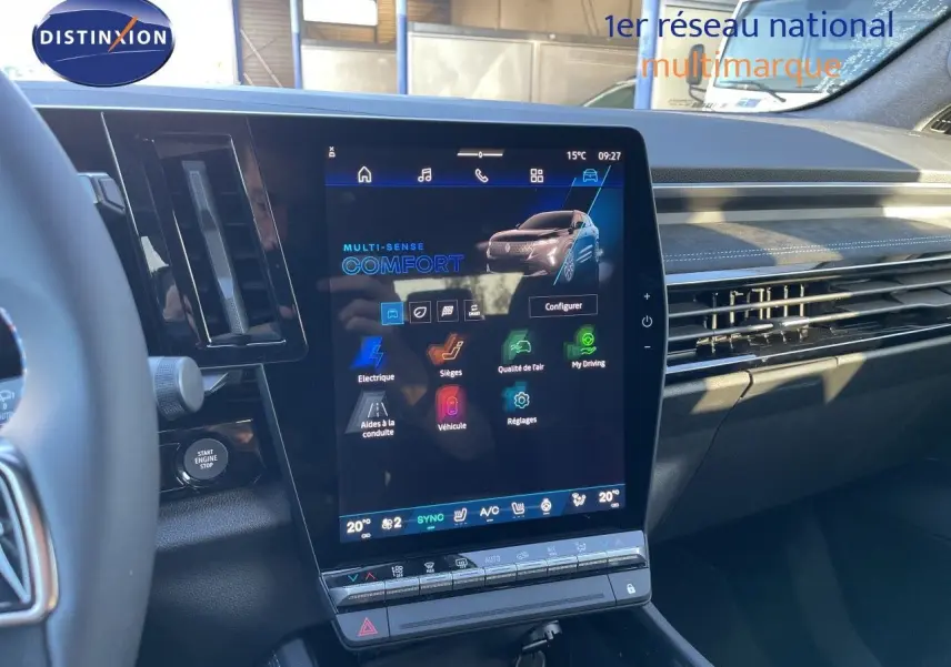 Vue intérieure du tableau de bord du Renault Austral noir étoile métal, avec écran tactile central affichant les réglages confort.