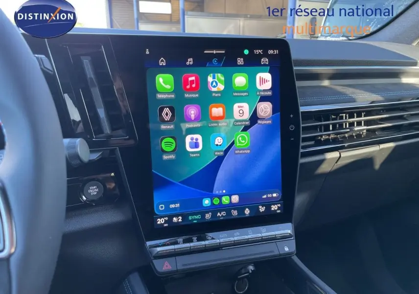 Intérieur du Renault Austral 2026, vue sur l’écran tactile central vertical avec interface connectée, finition noire élégante.