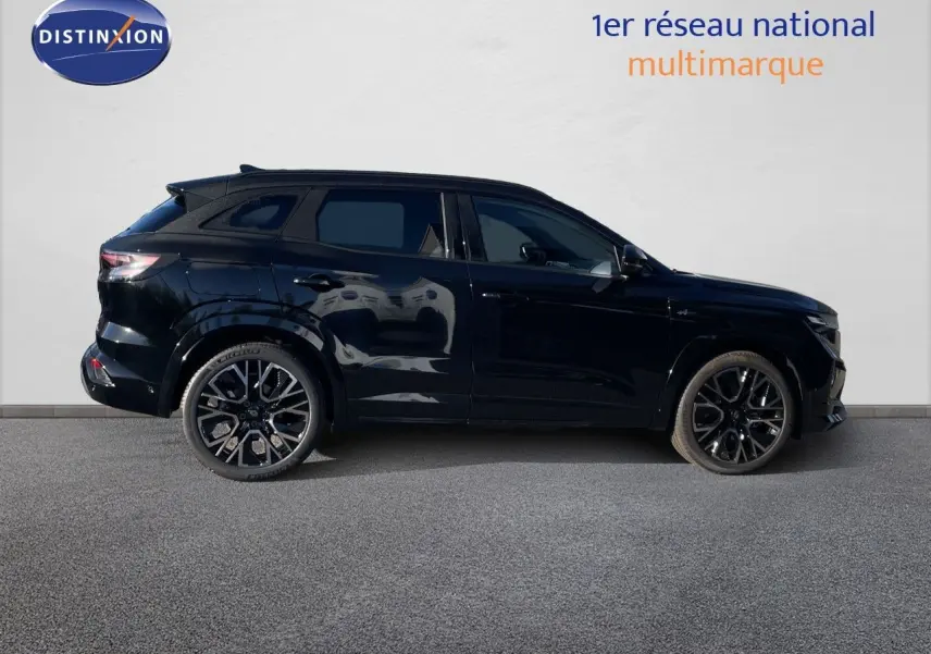 Profil droit du Renault Austral E-Tech Full Hybrid 200ch Esprit Alpine noir étoile métal avec jantes alliage distinctives.