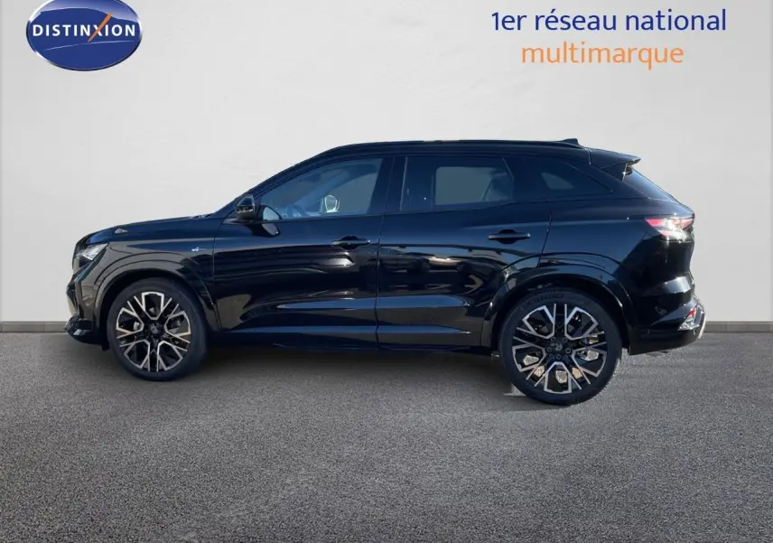 Profil droit du Renault Austral E-Tech hybride noir étoile métal, avec jantes alliage et lignes modernes.