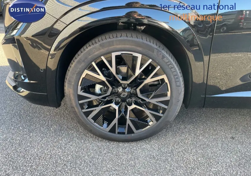 Gros plan sur la roue avant droite du Renault Austral noir étoile métal avec jante alliage au design moderne.