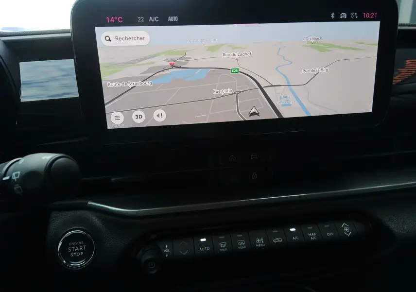 Vue rapprochée de l'écran tactile central du tableau de bord du Fiat 600 noir, affichant la navigation GPS.