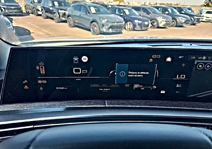 Vue rapprochée du tableau de bord numérique du Peugeot 5008 Hybrid 145 allure e-dcs6 avec affichage multifonction.