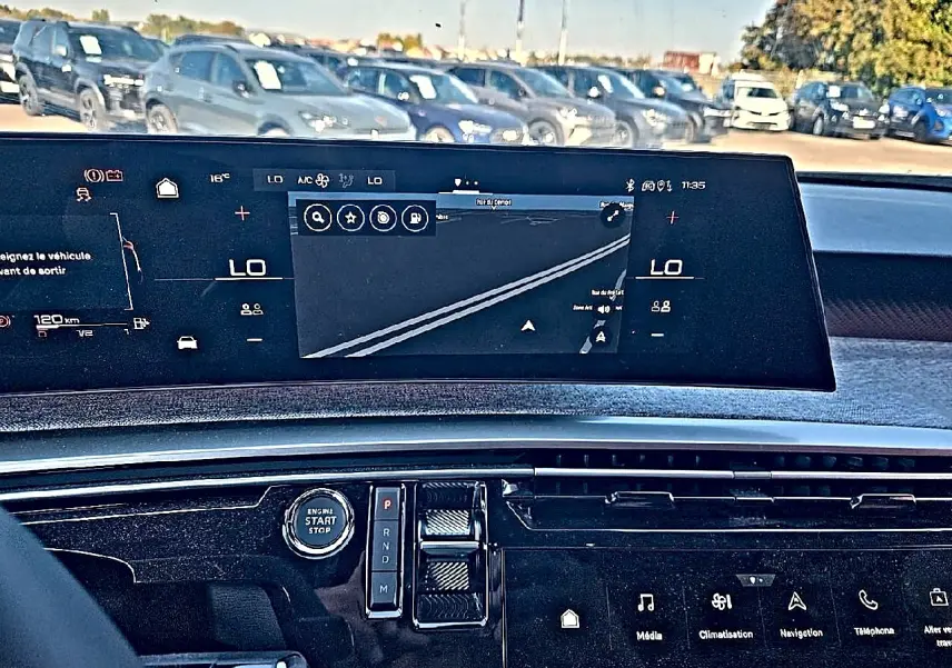 Vue intérieure du tableau de bord du Peugeot 5008 blanc 2025, avec écran tactile et commandes modernes visibles.