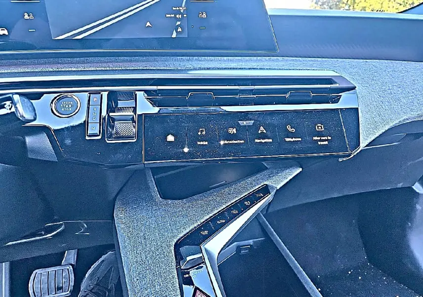Vue intérieure du tableau de bord du Peugeot 5008 Hybrid 145 allure e-dcs6 2025, avec écran tactile et commandes modernes.