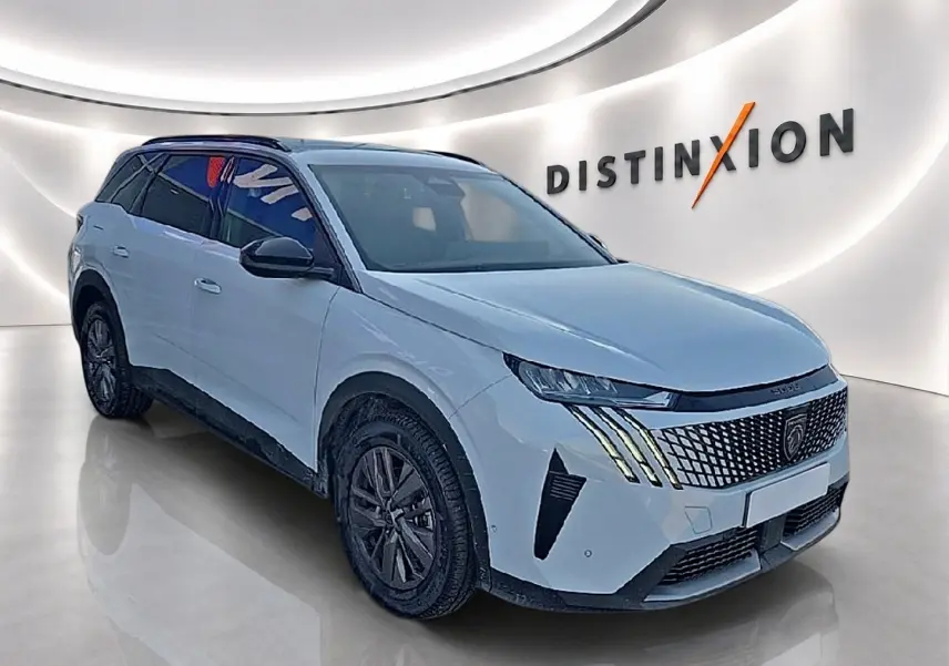 Peugeot 5008 Hybrid blanc vue 3/4 avant droit avec calandre distinctive et feux LED verticaux.